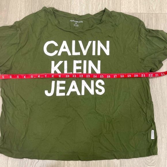 Calvin Klein Jeans • Comfortable Loose Olive Green T-shirt - Picture 7 of 7